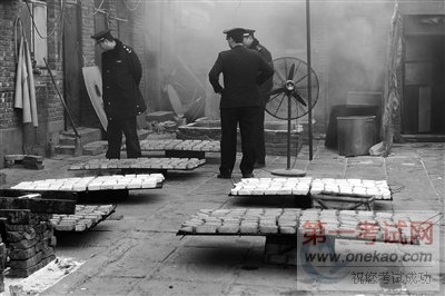 北京黑作坊用恶臭液体浸泡香干 工人打砸毁证据