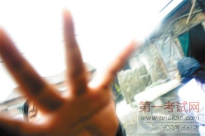 黑作坊用恶臭液体浸泡香干 工人打砸毁证据