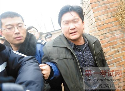 黑作坊用恶臭液体浸泡香干 工人打砸毁证据