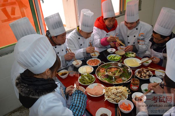 重庆新东方烹饪学院_同学们正在品尝火锅班同学的火锅