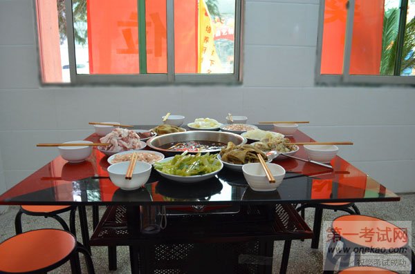 重庆新东方烹饪学院_火锅班同学准备的火锅材料
