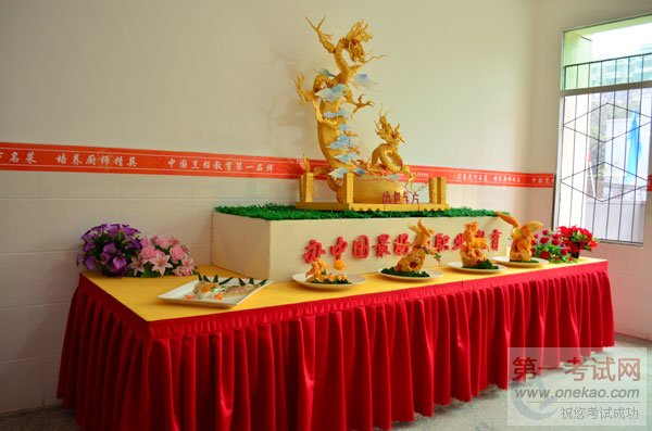 重庆新东方烹饪学院_同学们精心雕刻的作品