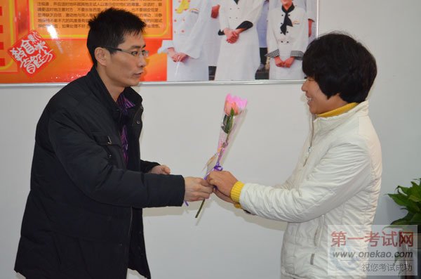 重庆新东方烹饪学院_我院领导为女老师们送上祝福