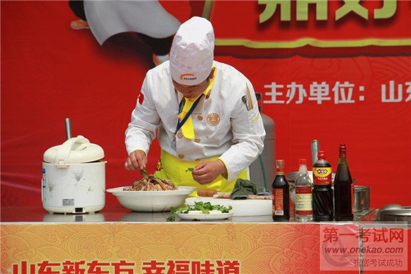 选手进行最后的摆盘