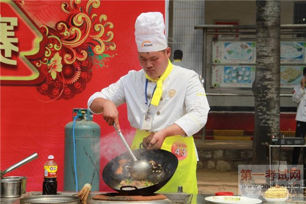 选手正在对菜肴进行翻炒