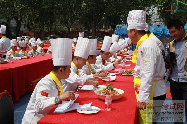 专业评审逐个品尝、打分