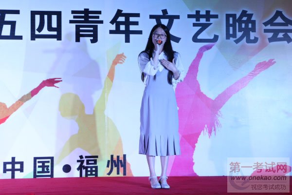 挥着翅膀的女孩