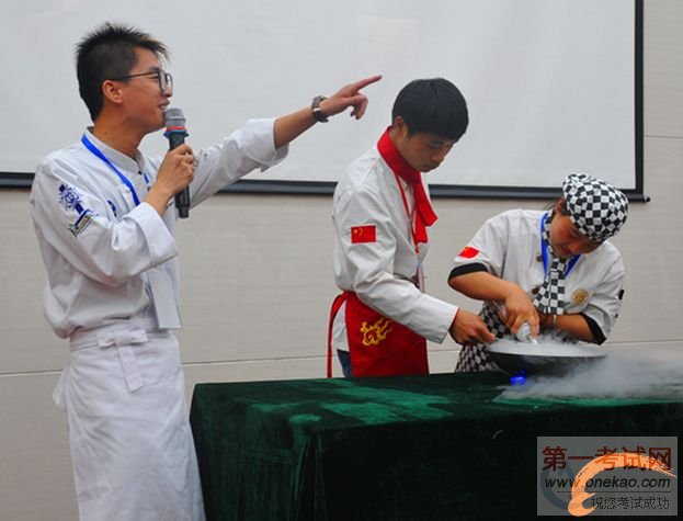 现场气氛十分活跃,老师让场下同学上来品尝冰花