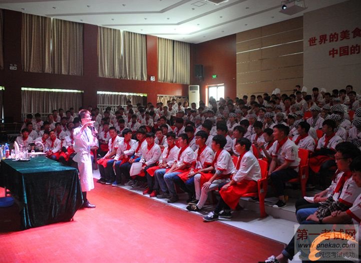 同学们专注倾听托尼金讲课