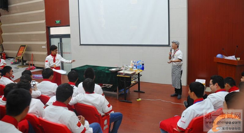 嘿呦,还真是有模有样的让人忍俊不禁。