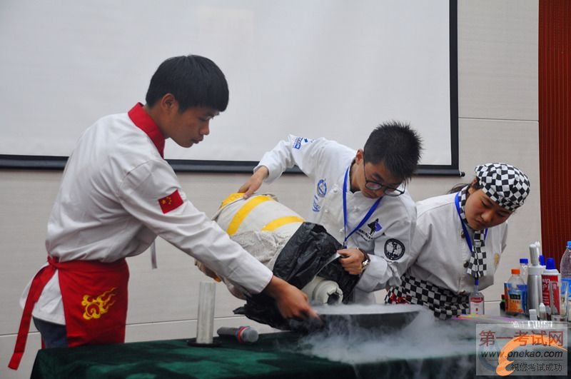 同学协助托尼金老师准备制作材料