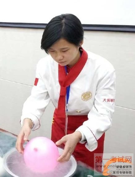 同学尝试着利用干冰做冰球饮料