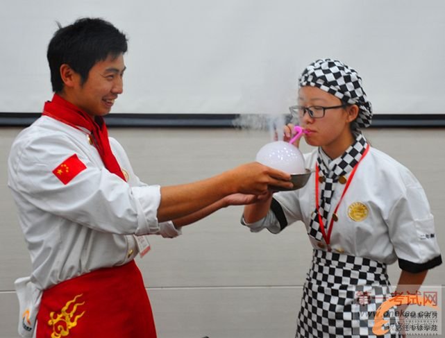 尝一尝味道如何,看起来很享受嘛