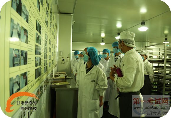 同学们观看车间墙上的规范操作流程