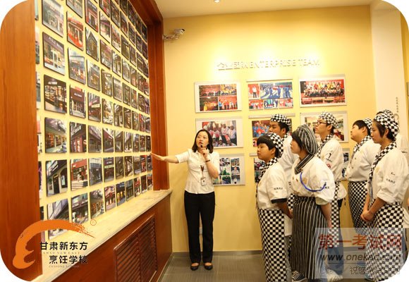 同学们在爱里企业文化长廊参观