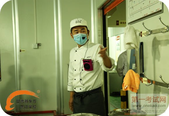 工作人员讲解毛巾规范放置