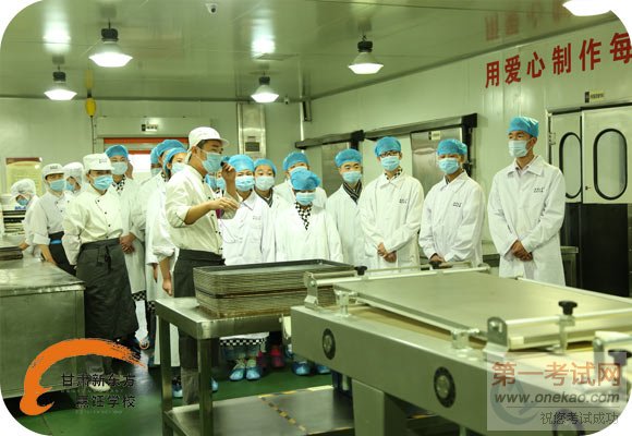 工作人员为同学们介绍这款大型机器