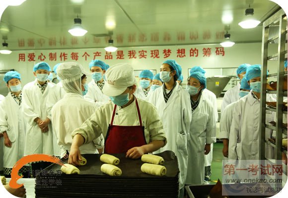 同学们近距离观摩面包成型