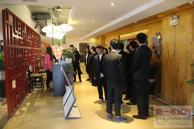 典礼后,同学们集体参观九鼎装饰