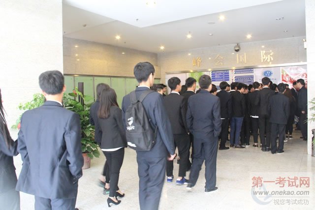 典礼后,同学们集体参观九鼎装饰