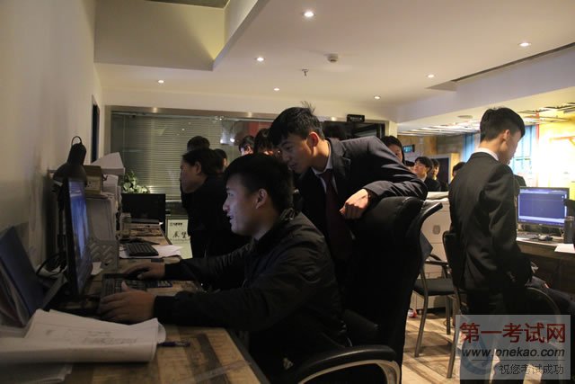 典礼后,同学们集体参观九鼎装饰