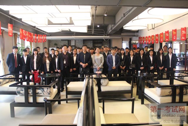 九鼎装饰人员与贵州新华师生合影