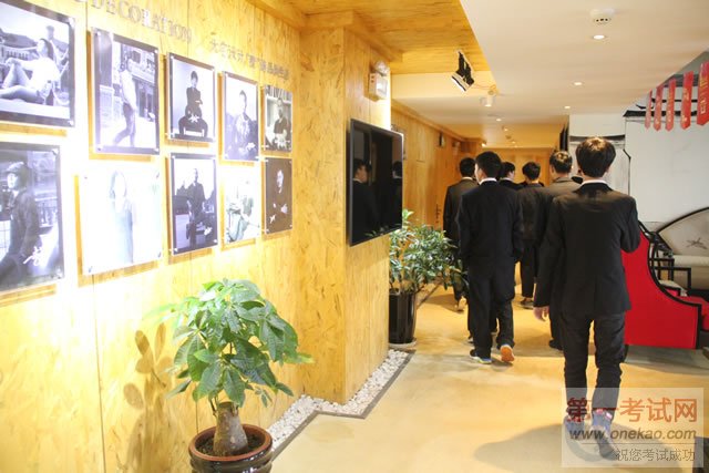 典礼后,同学们集体参观九鼎装饰