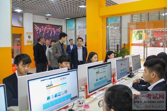 夏主任一行参观学院电子商务创业实训基地