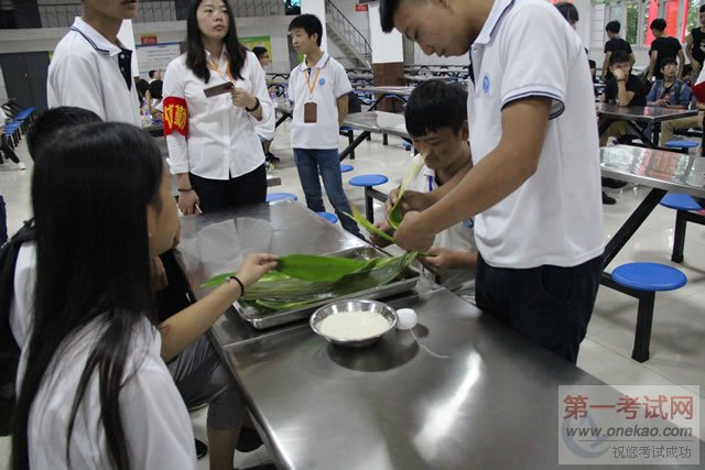 粽子原料已备好,开始动手折粽叶