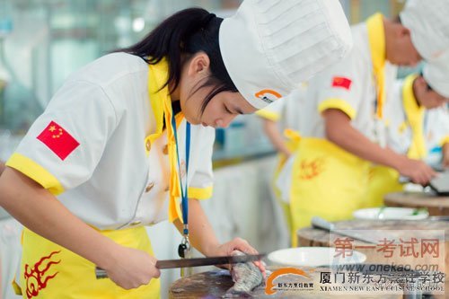 学厨师到底花多少钱合适?厦门新东方烹饪学校学费多少