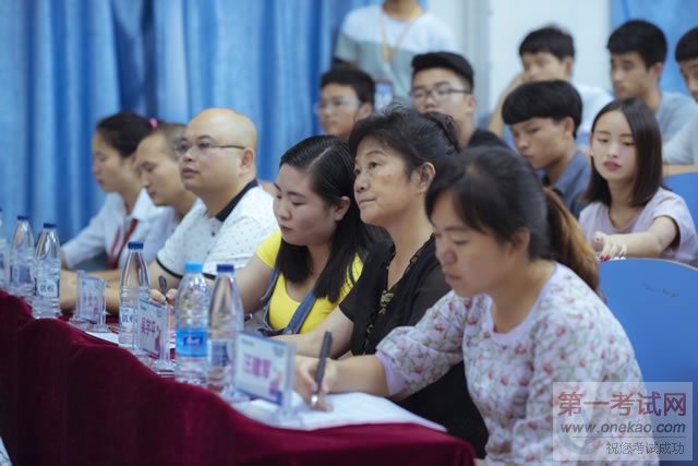 评委们认真聆听,严格评比