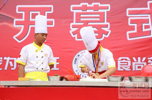 美食节大师献技 烹饪绝活显身手