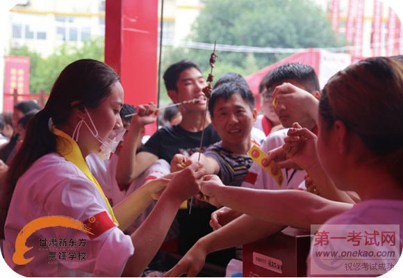 群众品尝特色小吃