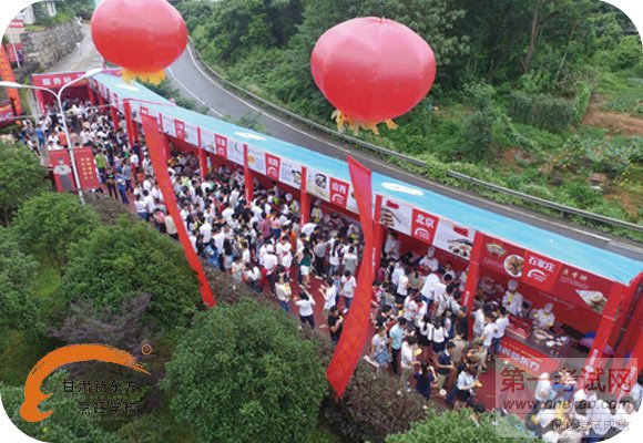 小吃展区人头攒动门庭若市