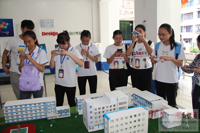 同学们正想为模型拍照