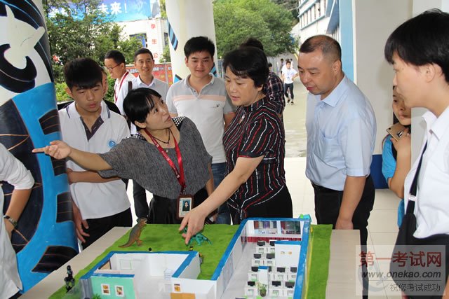 刘晓琴主任对学生的模型作品做出了高度肯定