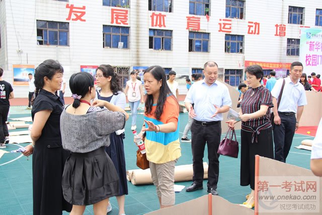 刘晓琴主任参观学生搭建模型