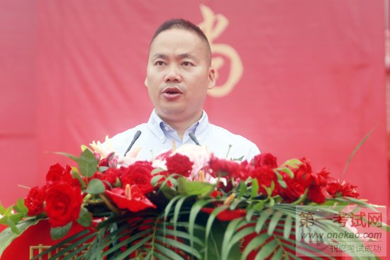 新华教育集团常务副总裁许绍兵致开幕词.JPG
