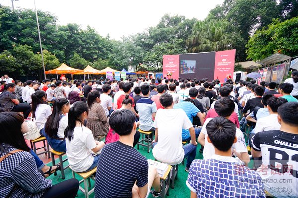 重庆新华电脑学校2016互联网+新专业发布会