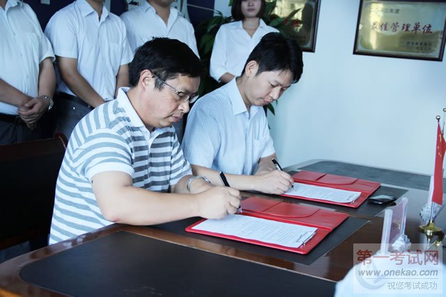 贵州民族大学继续教育学院索洪敏院长与贵州新华电脑学院王胜院长共同签署合作办学协议