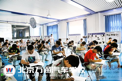图-1万通学子认真答题.jpg