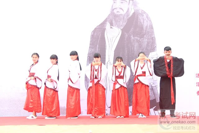 同学们用真挚的表演答谢父母和老师之恩