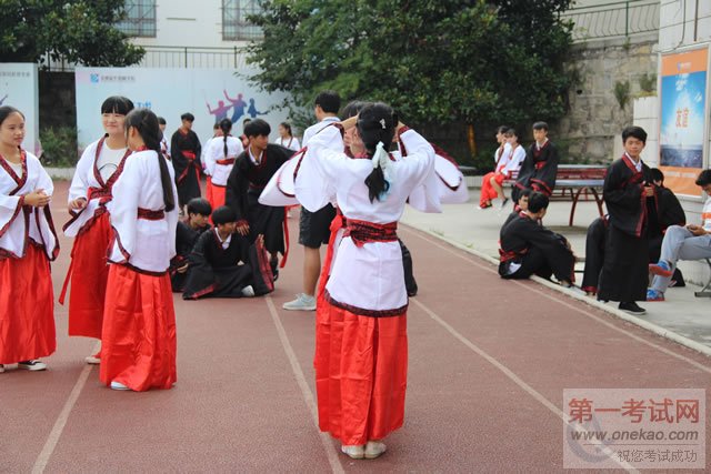 同学们在为成人礼做最后的准备