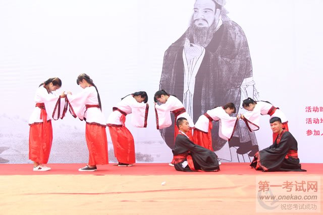 同学们用真挚的表演答谢父母和老师之恩