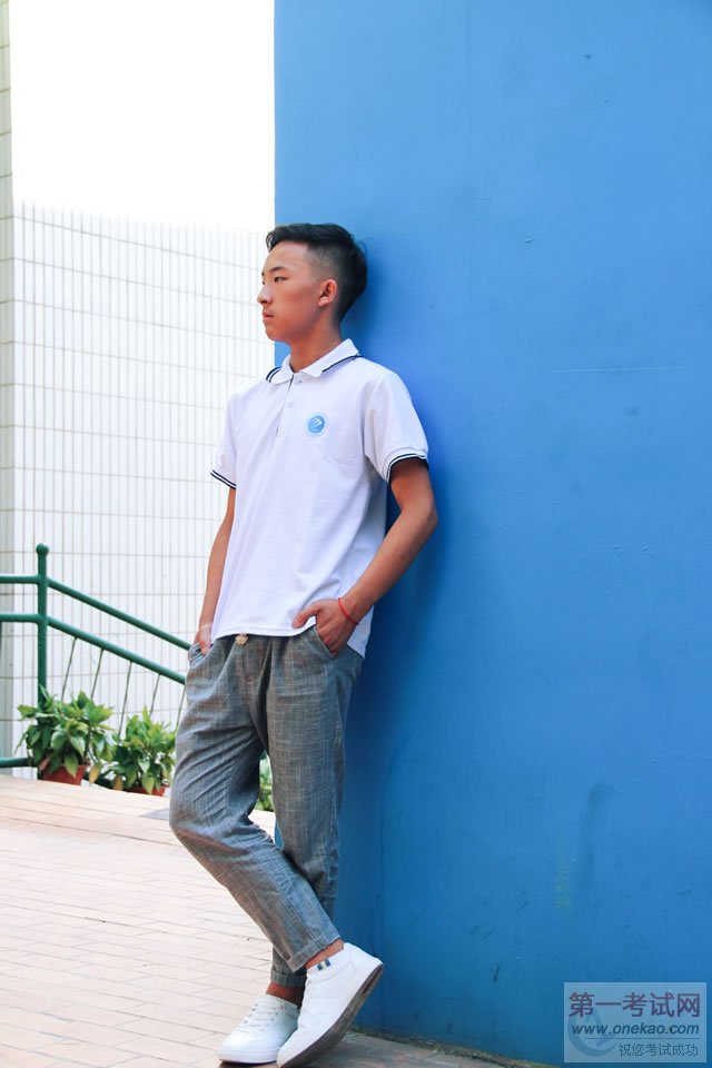 我叫罗兵,16岁,家住黔西;语数外太难,高一课程结束后,我明智的选择了贵州新华电脑学院