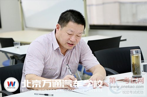 图-4潘校长认真记录同学们提出的问题.jpg