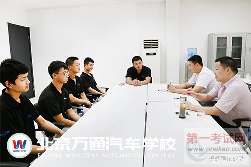 图-3潘校长、张主任与毕业学子交流 (2).jpg