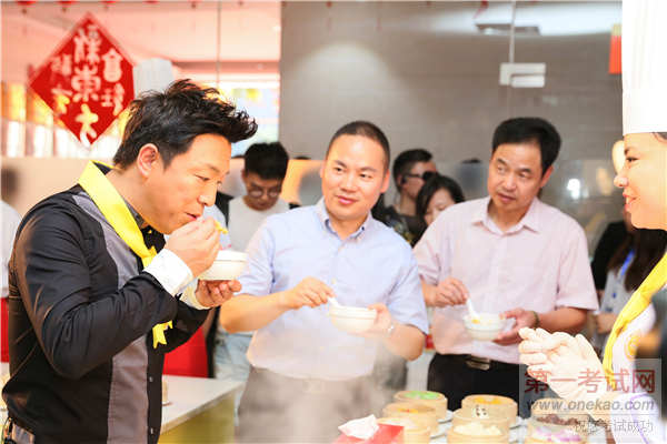 “金牌大厨”黄渤正式上线 秀厨艺烹制幸福味道