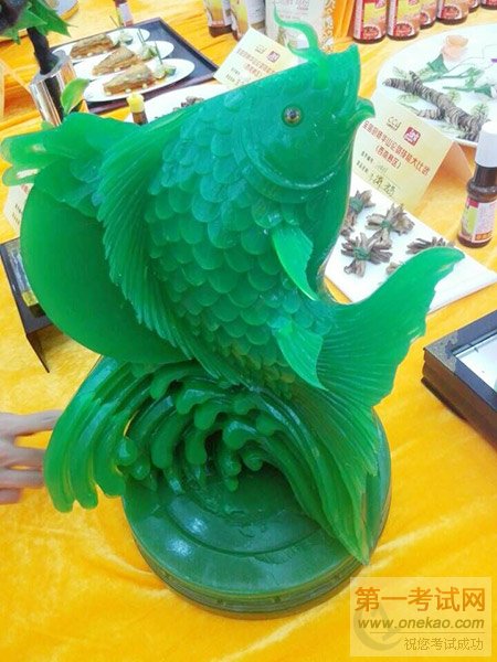 我校教师参赛作品——“琼脂雕鲤鱼戏浪”