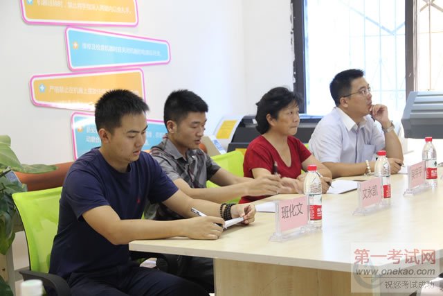 评委们认真考核,观看了选手们的答辩